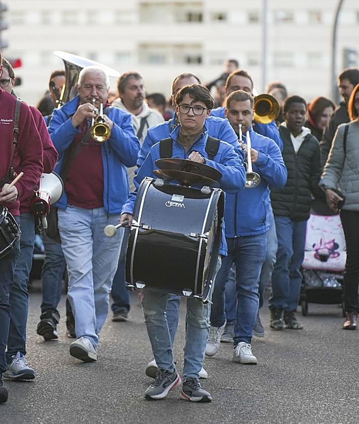 Imagen secundaria 2 - 1. Esther Martín, Verónica Blanco y Silvia Peláez, con sus hijos, al inicio del desfile. 2. Almudena Castro y Patricia Martínez, con sus brujas, en unas de las parcelas participantes. 3. Charanga Sonido Ibérico de ÍScar.