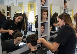 Un grupo de jóvenes realiza una prueba de los estudios de peluquería.