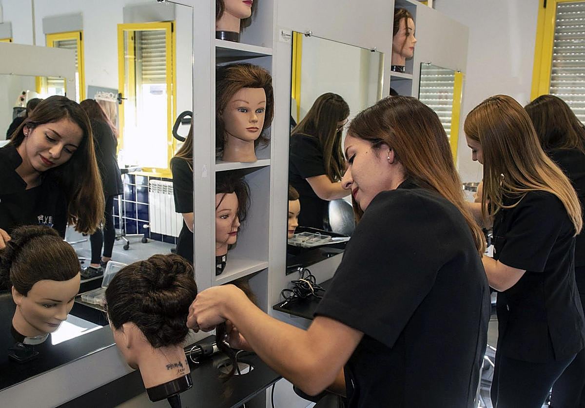 Un grupo de jóvenes realiza una prueba de los estudios de peluquería.