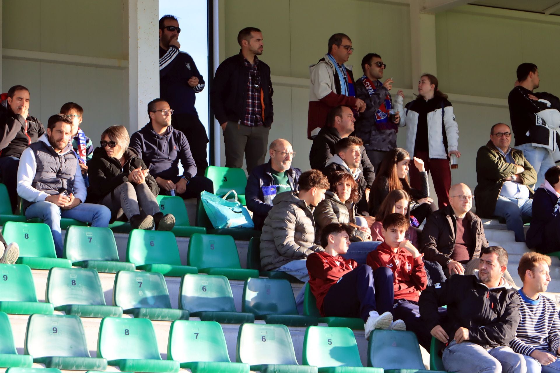Búscate en las gradas de La Albuera durante el partido de la Segoviana