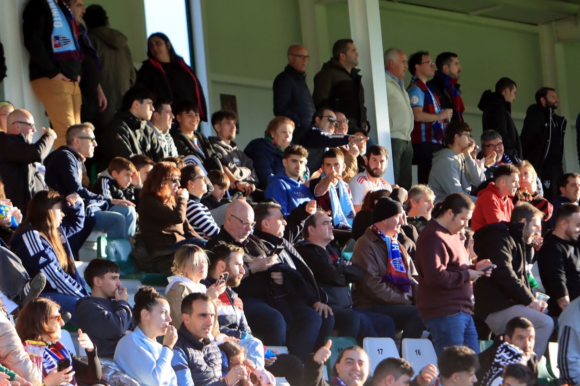 Búscate en las gradas de La Albuera durante el partido de la Segoviana