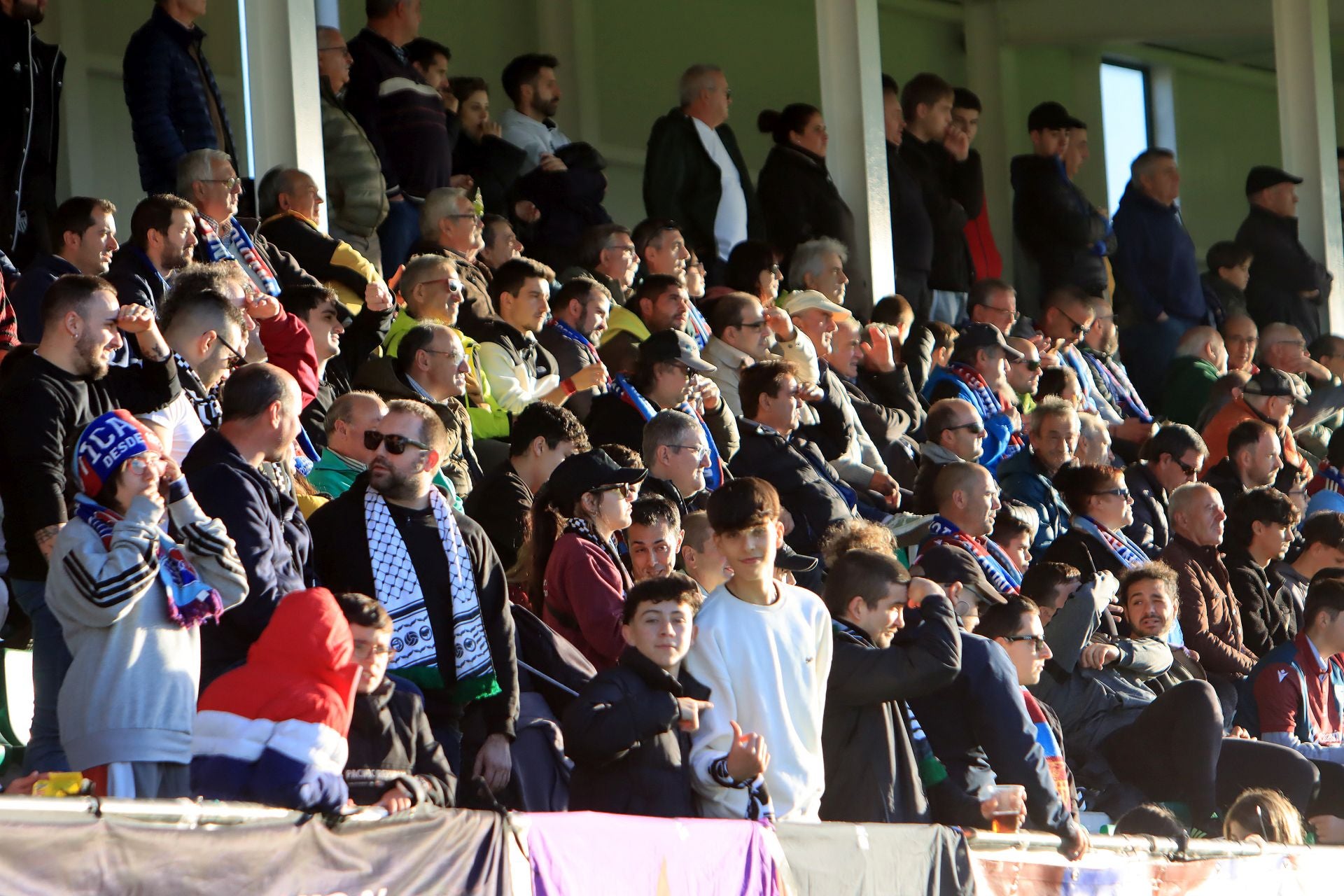 Búscate en las gradas de La Albuera durante el partido de la Segoviana