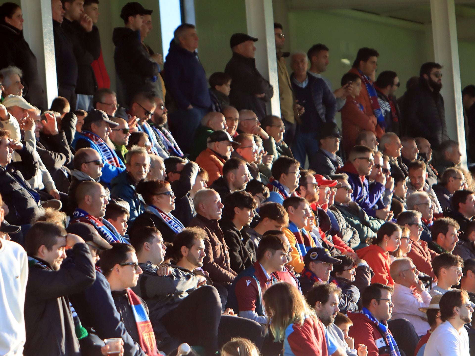 Búscate en las gradas de La Albuera durante el partido de la Segoviana