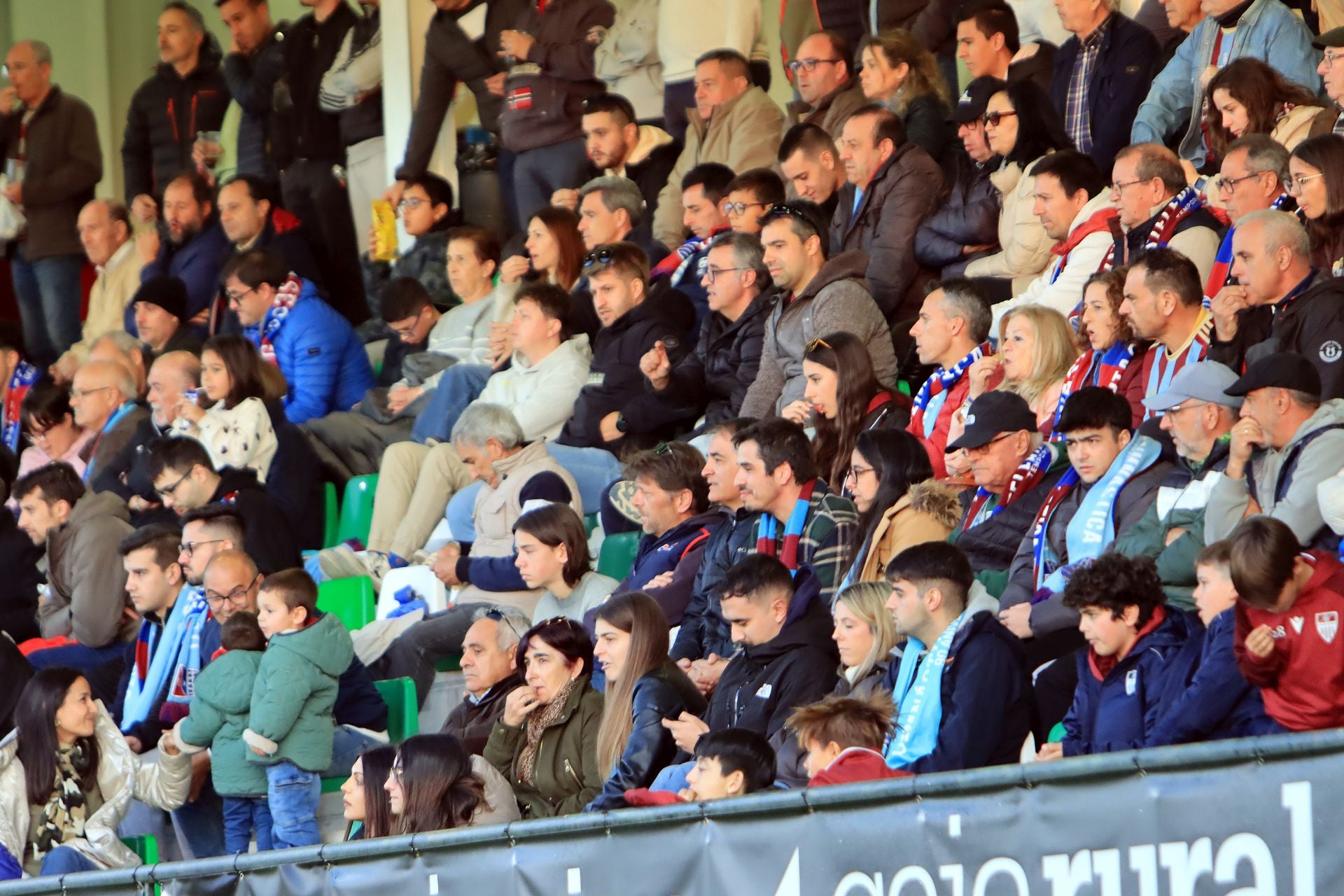 Búscate en las gradas de La Albuera durante el partido de la Segoviana