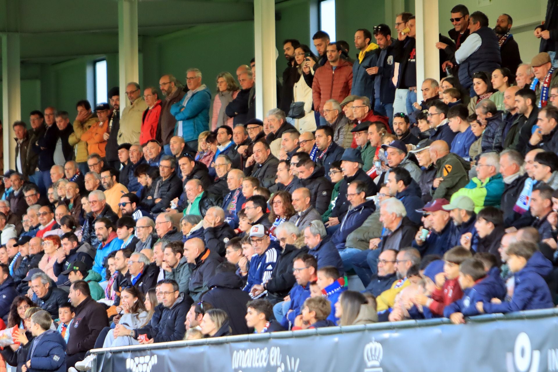 Búscate en las gradas de La Albuera durante el partido de la Segoviana