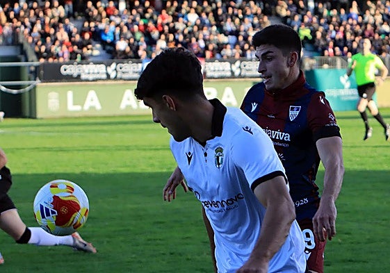 René pugna por el balón con un jugador del Burgos Promesas.