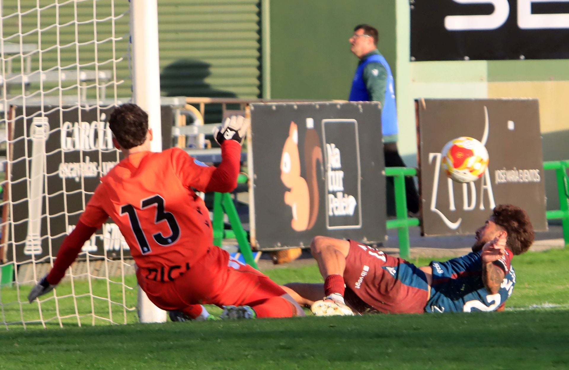 Fotos del partido entre la Segoviana y el Burgos Promesas