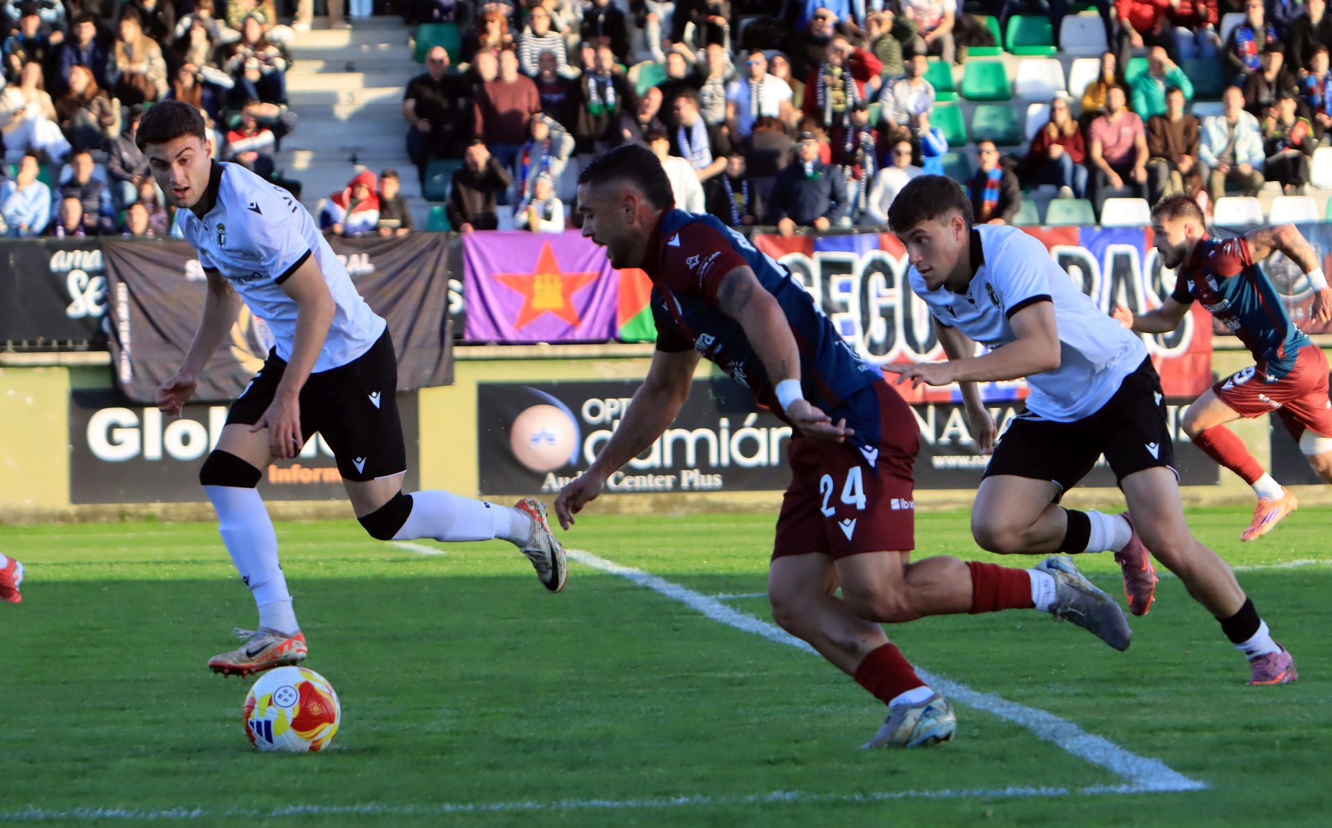 Fotos del partido entre la Segoviana y el Burgos Promesas