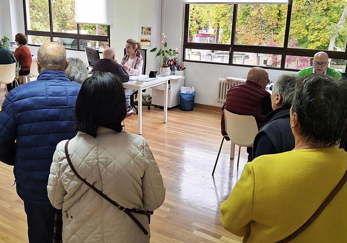 Multitud de ciudadanos hacen cola para recoger su tarjeta.