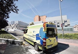 Una ambulancia accede al Hospital Clínico desde la avenida de Burgos.