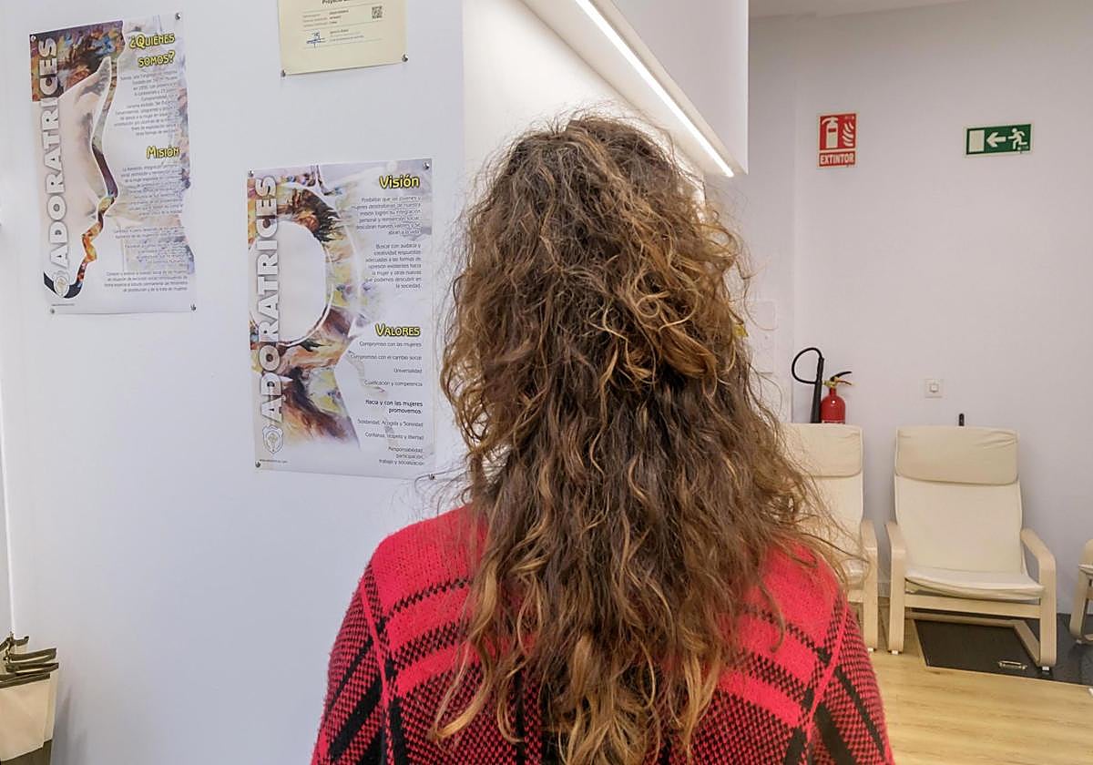 Imagen de archivo de una mujer en una sede de Adoratrices, entidad que combate la prostitución.