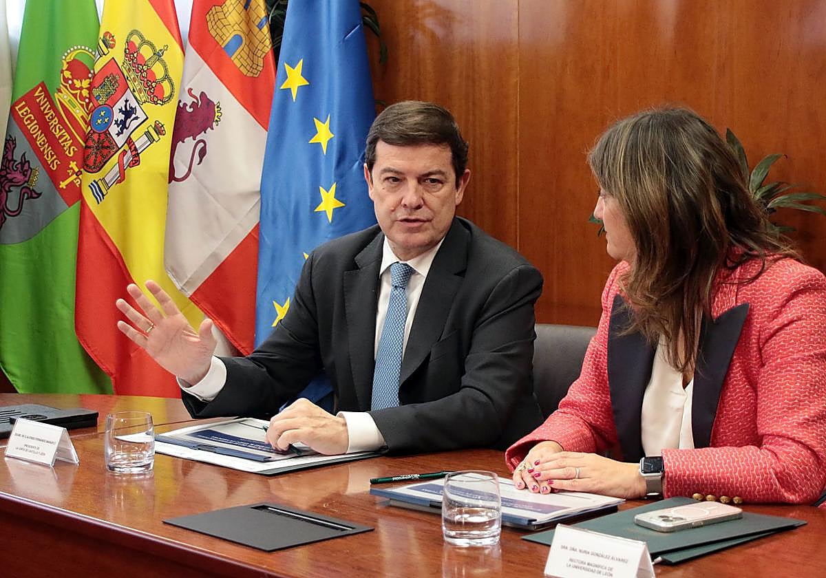 El presidente de la Junta, durante la reunión con la rectora de la Universidad de León, Nuria González.