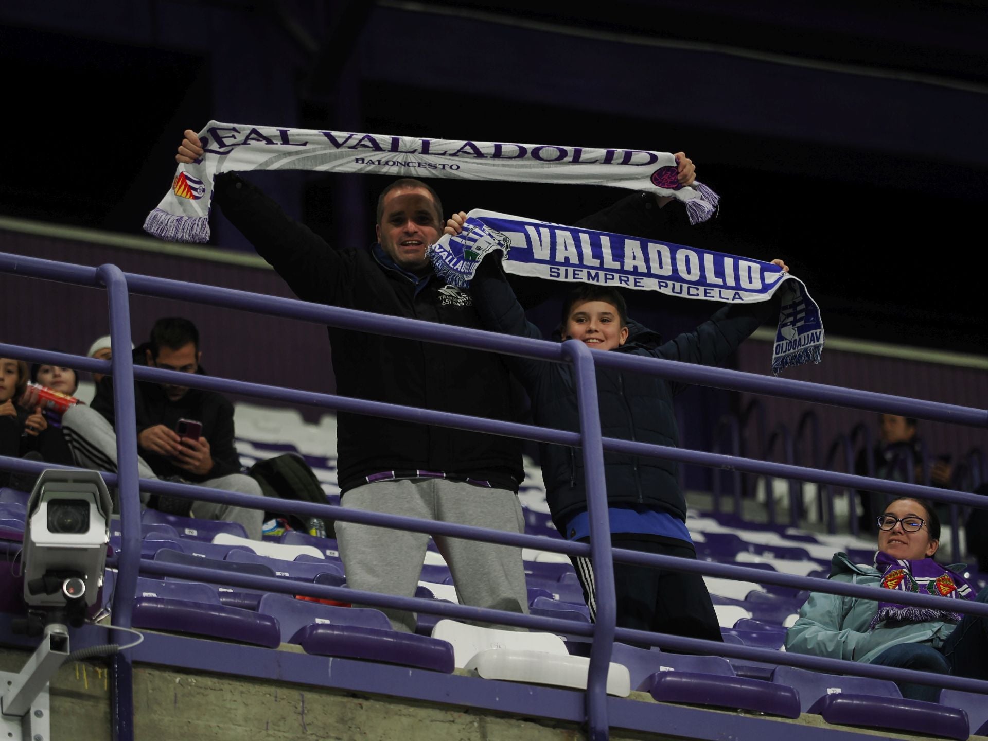 Búscate en la grada del estadio José Zorrilla (1/4)