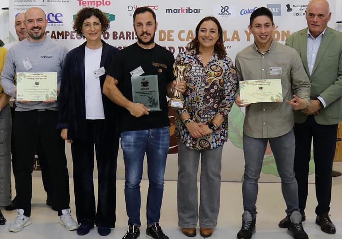 Los ganadores del campeonato, con la concejala de Impulso Económico, la alcaldesa y el director del Cetece.