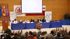 Fátima Cruz, Luca Valera, Rosalba Fonteriz, Julio Javier Diez Casero, Iván Sambade y Dunia Etura, de izquierda a derecha, en una de las ponencias.