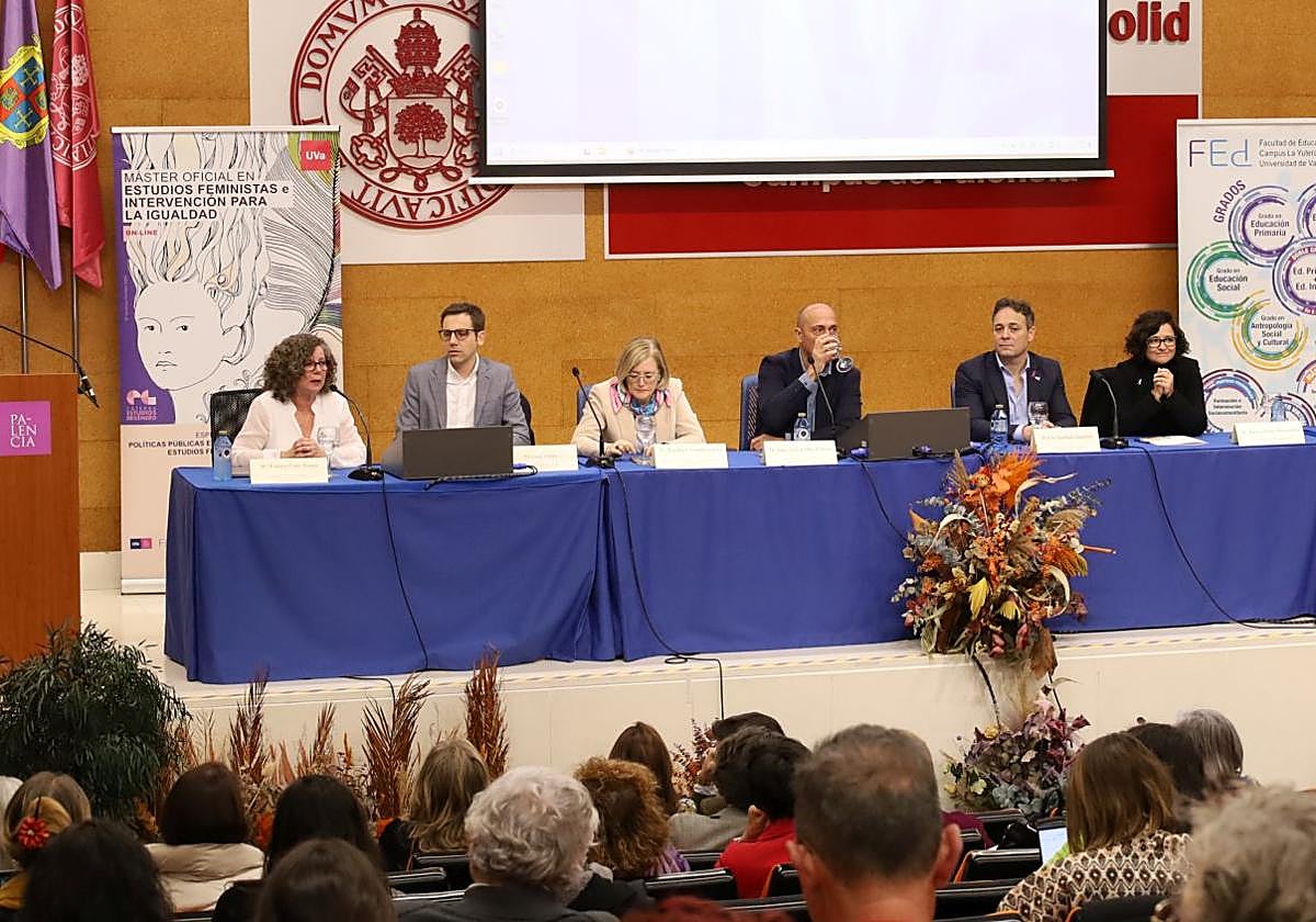 Fátima Cruz, Luca Valera, Rosalba Fonteriz, Julio Javier Diez Casero, Iván Sambade y Dunia Etura, de izquierda a derecha, en una de las ponencias.