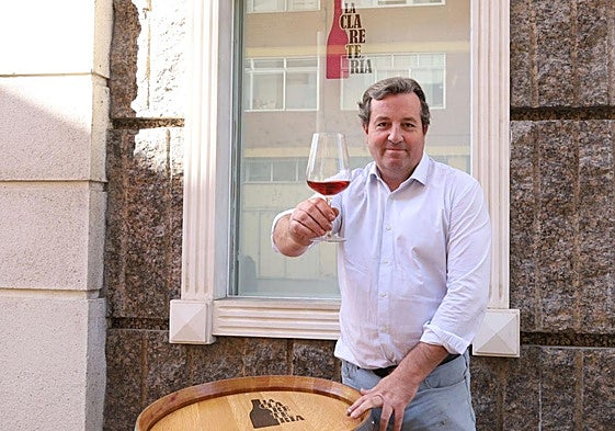 Enrique Concejo saluda con un clarete a la puerta de su nuevo establecimiento en Palencia.