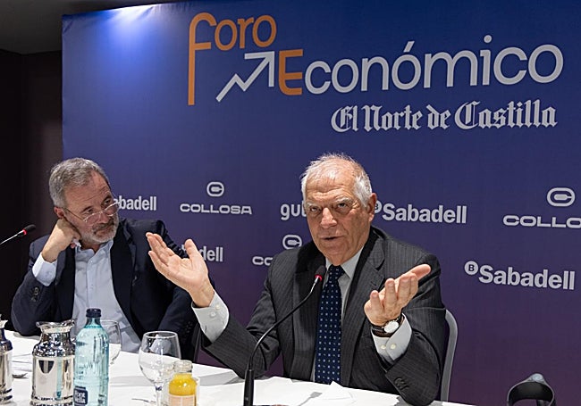 Ánel Ortiz director de El Norte y Josep Borrell, exjefe de la diplomacia europea durante el encuentro.