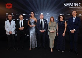 Mayte Martínez, segunda por la derecha, en la Gala de clasusura de la Seminci el pasado sábado, mientras se suspendía el partido UEMC-Cultural por las goteras del pabellón.