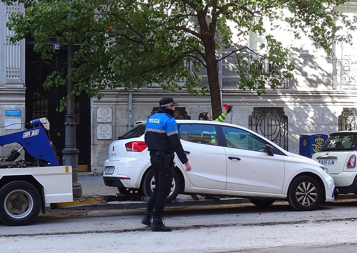 Imagen secundaria 1 - Arriba, labores de fresado en Gamazo. Debajo, a la izquierda, la grúa retira un coche aparcado en la zona en obras. A la derecha, la pasarela para facilitar el paso de peatones en la plaza de Madrid.