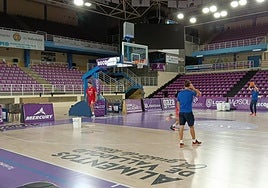 Aspecto del pabellón el pasado sábado, horas antes de iniciar el partido.