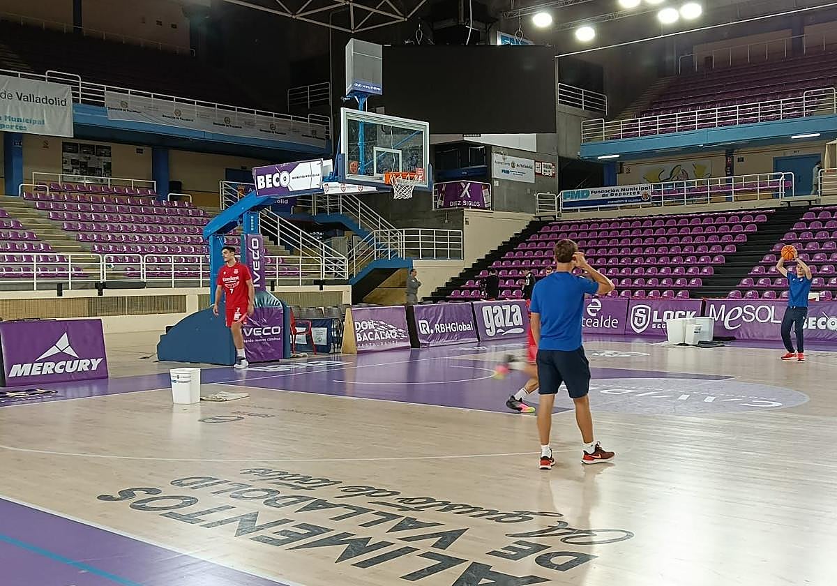 Aspecto del pabellón el pasado sábado, horas antes de iniciar el partido.