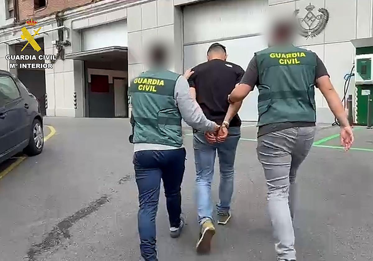Uno de los detenido en la operación de la Guardia Civil.