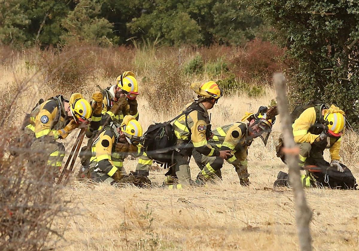 Brigadas forestales intervienen en el incendio en La Pinilla del pasado septiembre.