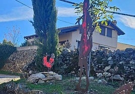 Figuras que han sufrido el ataque vandálico al arrojarlas pintura en Navafría.