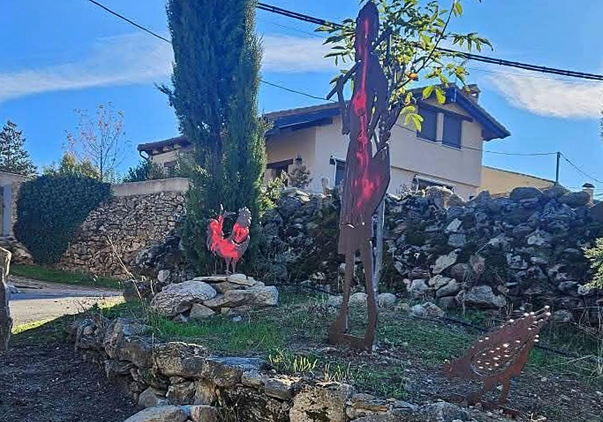 Figuras que han sufrido el ataque vandálico al arrojarlas pintura en Navafría.