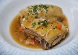 Presentación del plato de pollo de aprovechamiento cocinado por el chef Raúl del Moral .