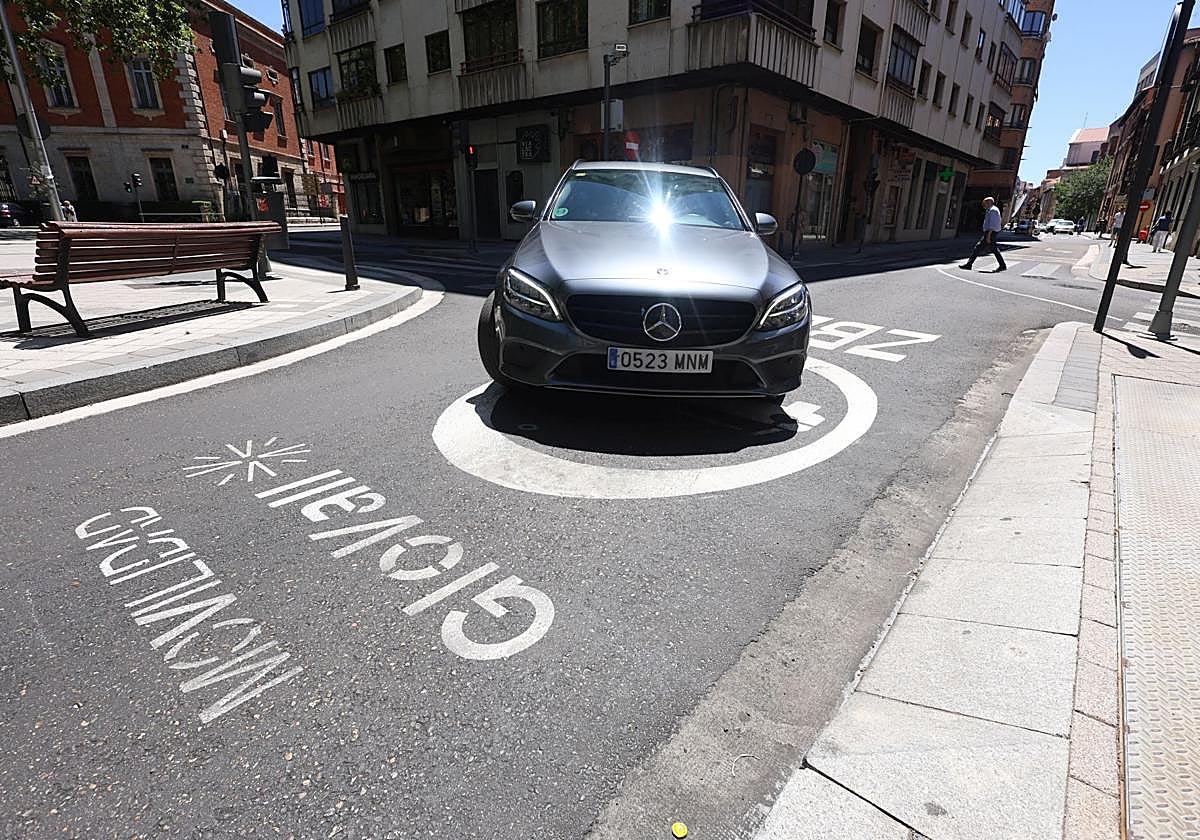 Zona de bajas emisiones señalizada en el asfalto en Valladolid.