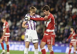 El blanquivioleta Arnu y el rojiblanco Manu Lama se agarran durante el Real Valladolid-Granada del pasado lunes.