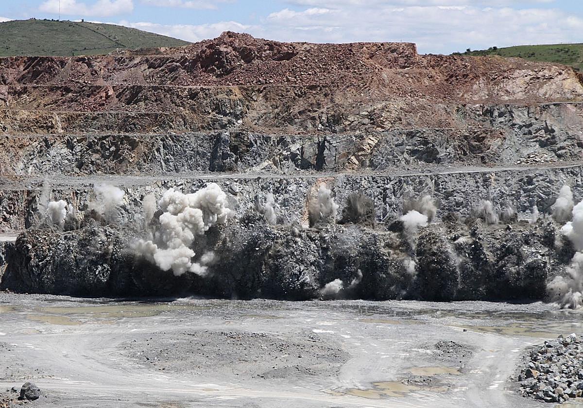 Imagen de archivo de una voladura en la cantera de Villacastín.