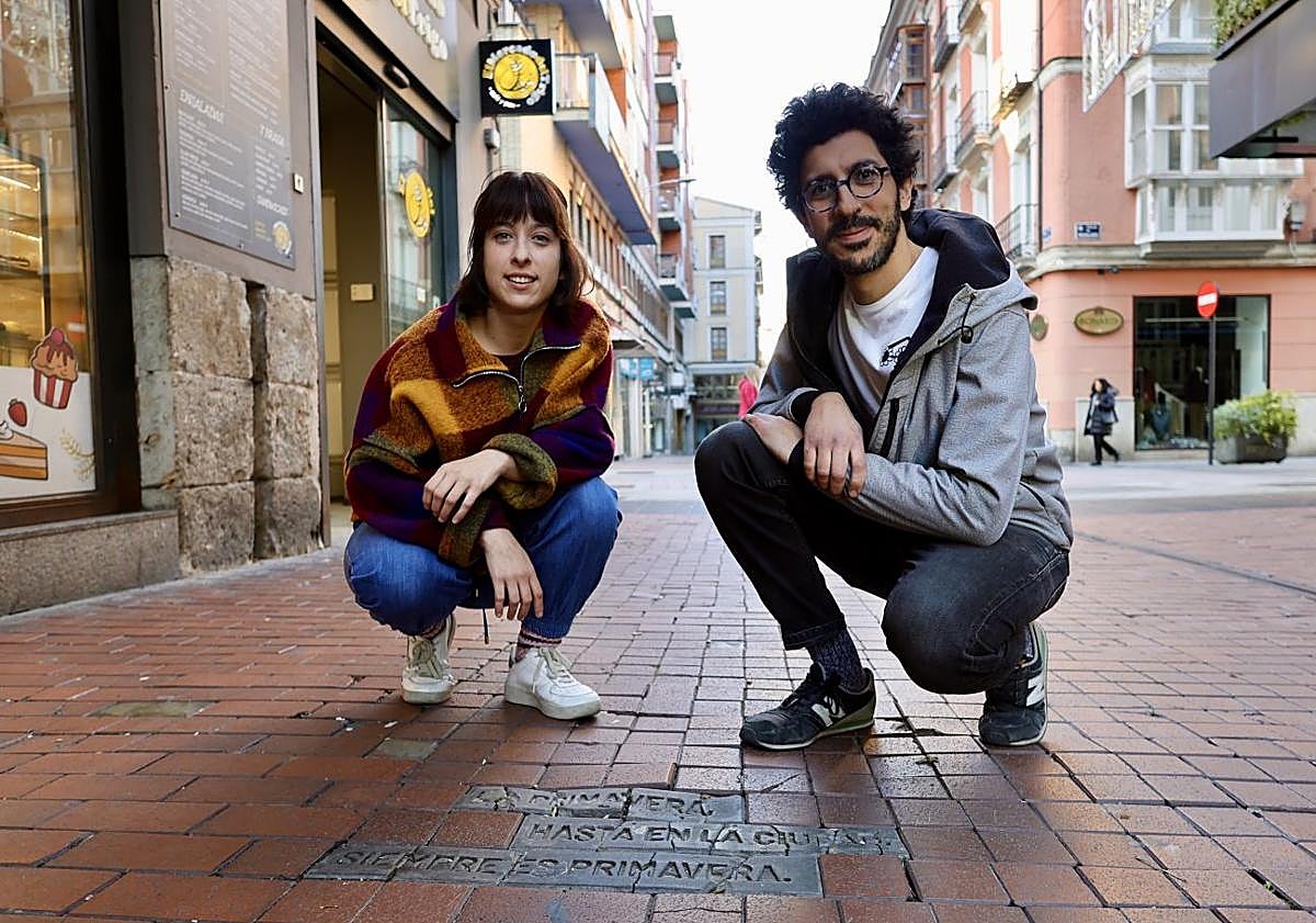 Imagen principal - Arriba, Ana Nan y Andrés Trillo junto a su intervención artísticas. Abajo, dos momentos de la intalación de la obra en 2018.