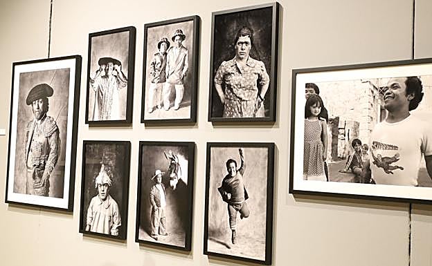 Varias fotografías de la exposición 'Pequeños' de Benito Román en Palencia.