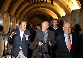 Carlos Villar, director general de Protos, y Edmundo Bayón, presidente de la bodega, rodean a Arturo Pérez-Reverte.