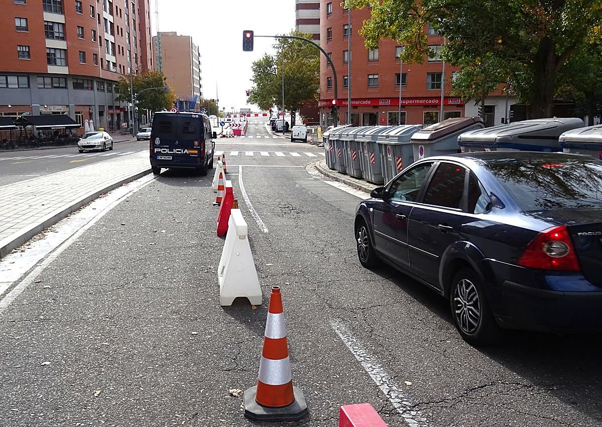 Imagen secundaria 1 - Arriba, retenciones en el acceso a Parquesol por Ciudad de la Habana. Debajo, a la izquierda, el vial abierto de salida del barrio en Ciudad de la Habana, A la derecha, pasarela provisional para peatones por las obras en Juan García Hortelano.