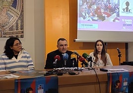 El obispo de Palencia, entre Leslie Jara y Alba del Hoyo.