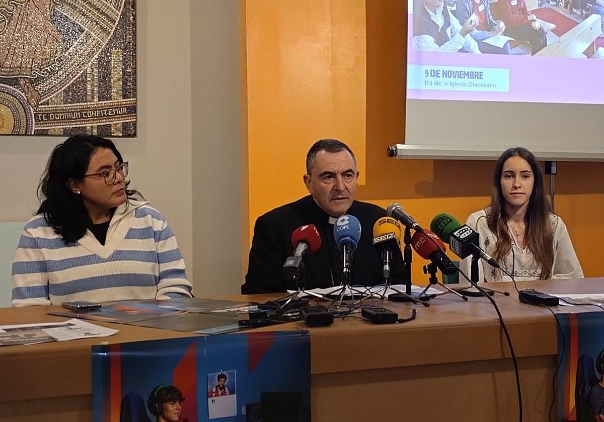 El obispo de Palencia, entre Leslie Jara y Alba del Hoyo.