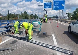 Trabajos de conservación en una carreteras de la provincia de Valladolid.