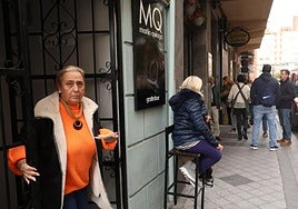 Una clienta sale del restaurante Martín Quiroga mientras otras aguardan su turno sentadas y al fondo un grupo espera de pie.