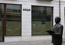 Fachada del nuevo establecimiento, junto a la estatua de Jerónimo Arroyo.