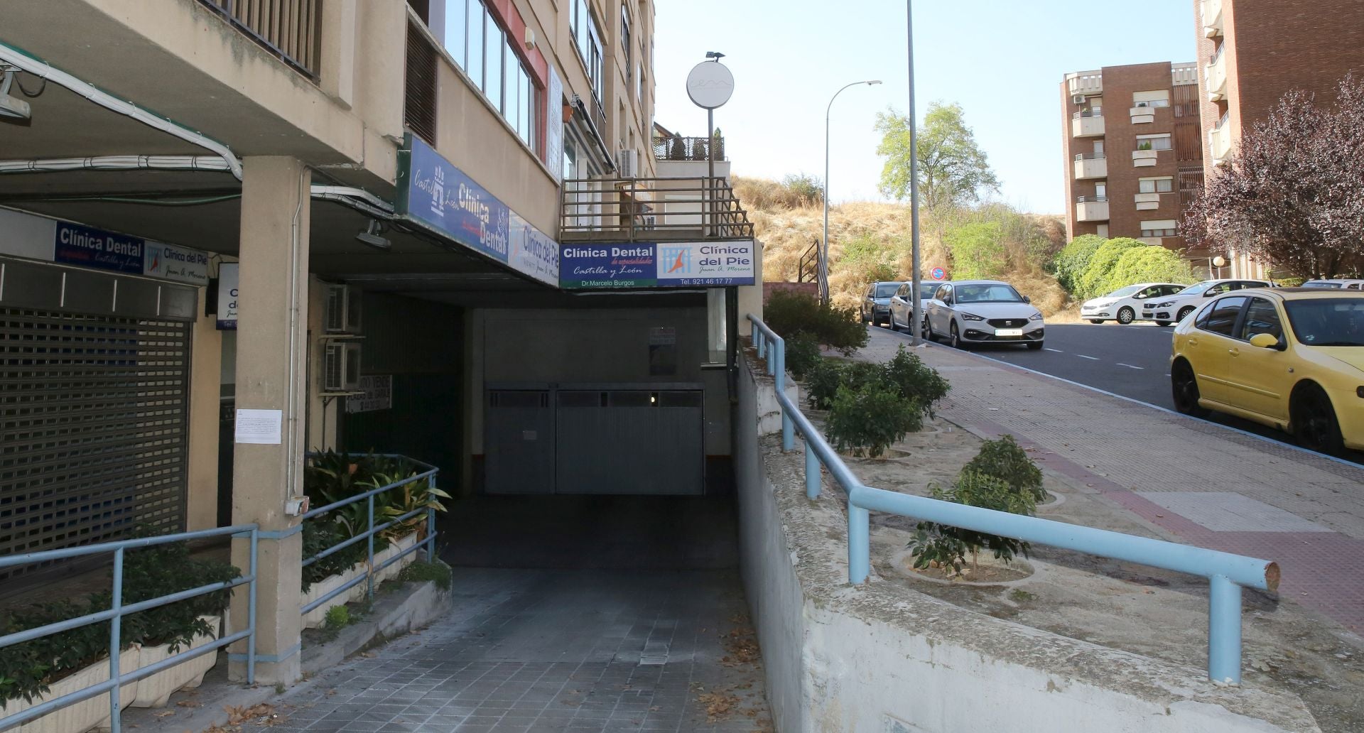 Entrada al garaje de la calle Los Almendros.