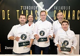 Teo Rodríguez (centro), del restaurante Los Palomares, de Vega de Valdetronco.