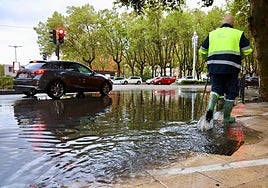 Los operarios de Aquavall desatascan los sumideros para vaciar la balsa de agua de la plaza de Juan de Austria.