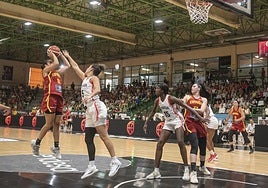 Un momento del partido de la selección femenina de baloncesto en Segovia.