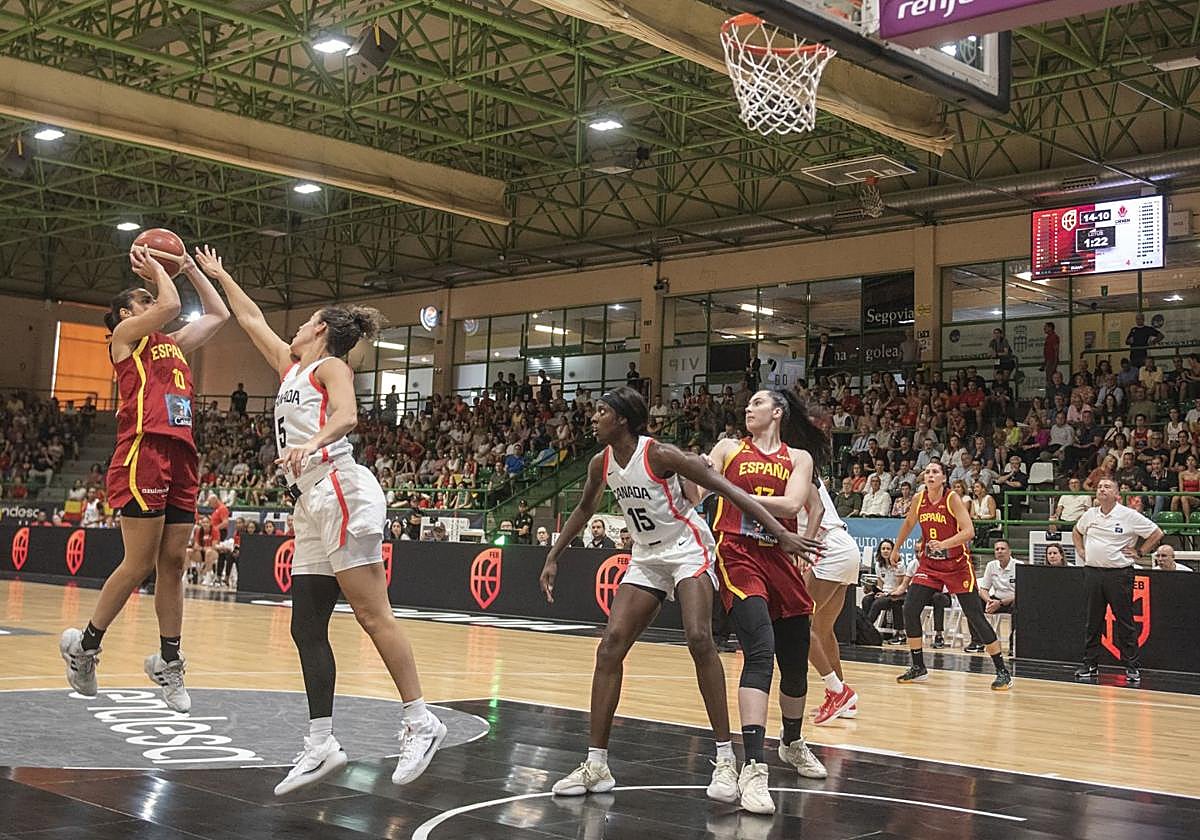 Un momento del partido de la selección femenina de baloncesto en Segovia.