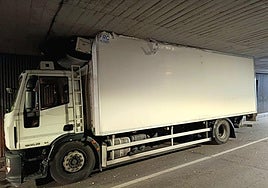 Imagen del camión atascado en el túnel.