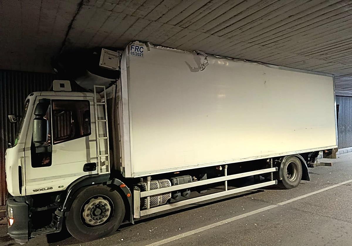 Imagen del camión atascado en el túnel.